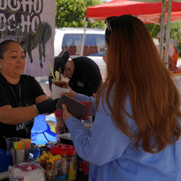 Bazar del Día de las Madres en Nuevo Laredo en Plaza Zaragoza con puestos llenos de regalos artesanales.