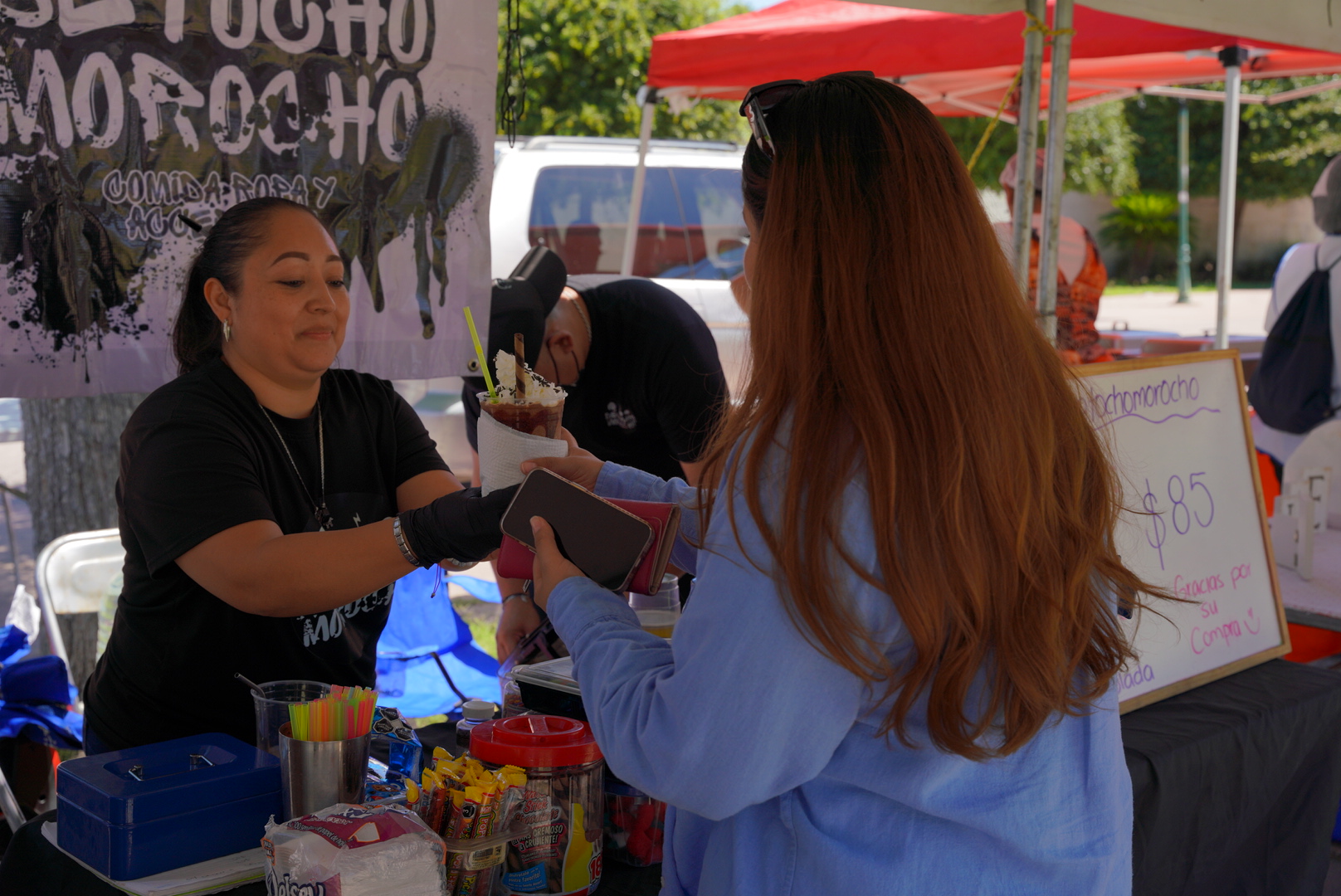 Bazar del Día de las Madres en Nuevo Laredo en Plaza Zaragoza con puestos llenos de regalos artesanales.