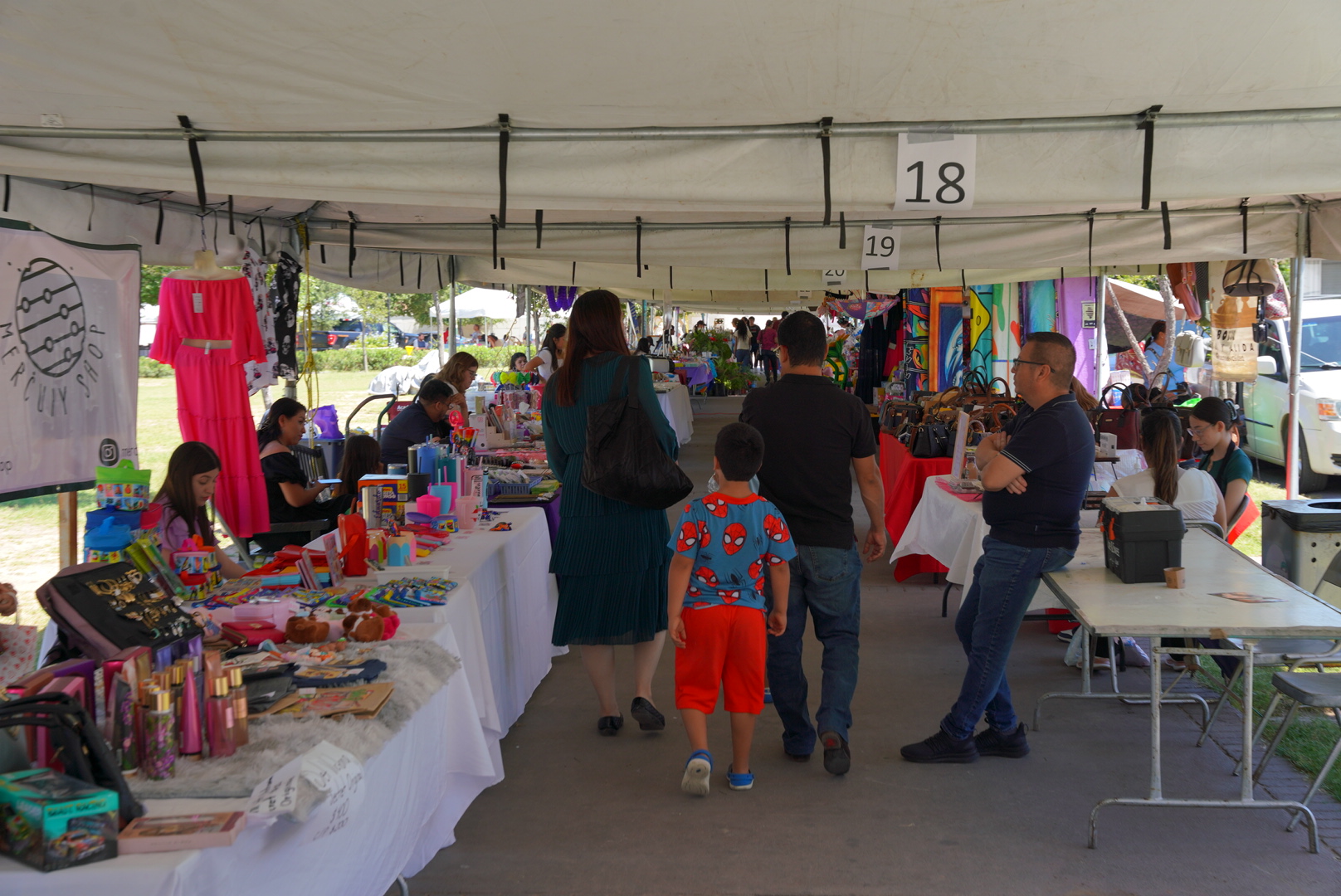 Bazar del Da de las Madres en Nuevo Laredo en Plaza Zaragoza con puestos llenos de regalos artesanales