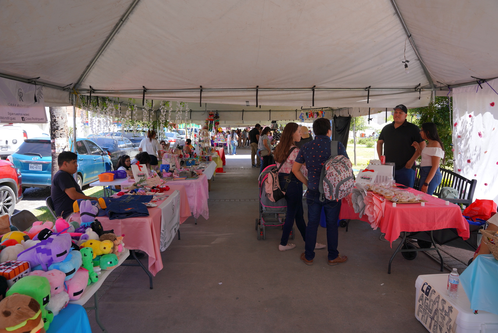 Bazar del Da de las Madres en Nuevo Laredo en Plaza Zaragoza con puestos llenos de regalos artesanales