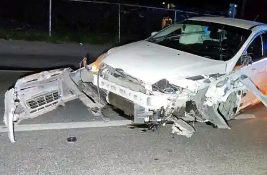 Auto impactado en reversa en accidente en Nuevo Laredo, frente a vulcanizadora y poste de CFE.