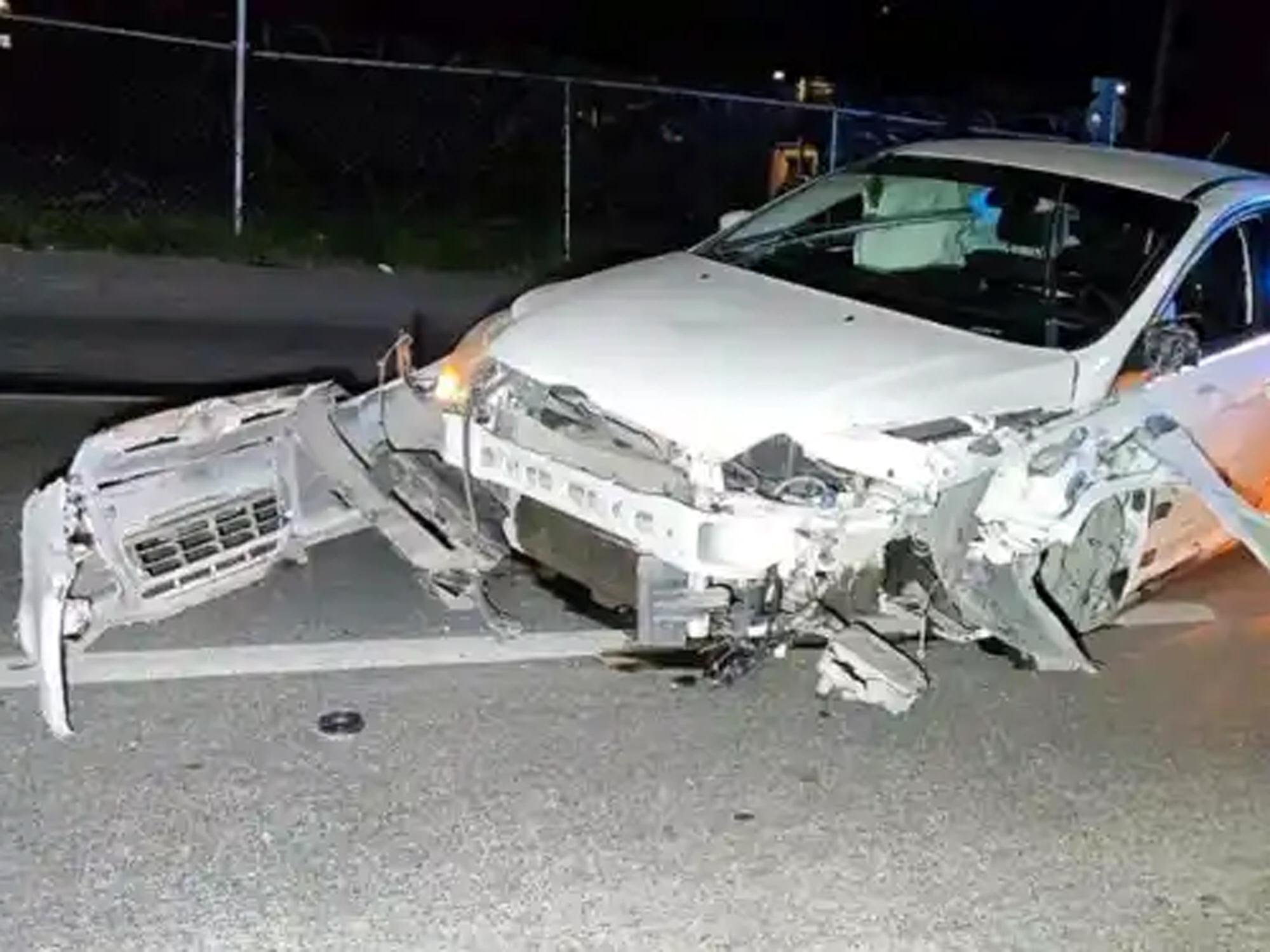 Auto impactado en reversa en accidente en Nuevo Laredo, frente a vulcanizadora y poste de CFE.