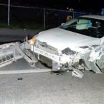 Auto impactado en reversa en accidente en Nuevo Laredo, frente a vulcanizadora y poste de CFE.