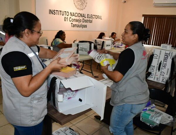Hacen entregan de los paquetes electorales a funcionarios de casilla