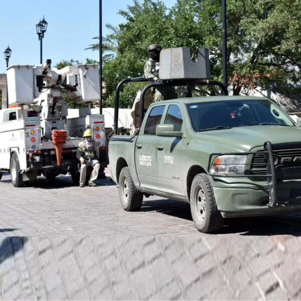 Camión de la CFE durante operativo en colonia residencial