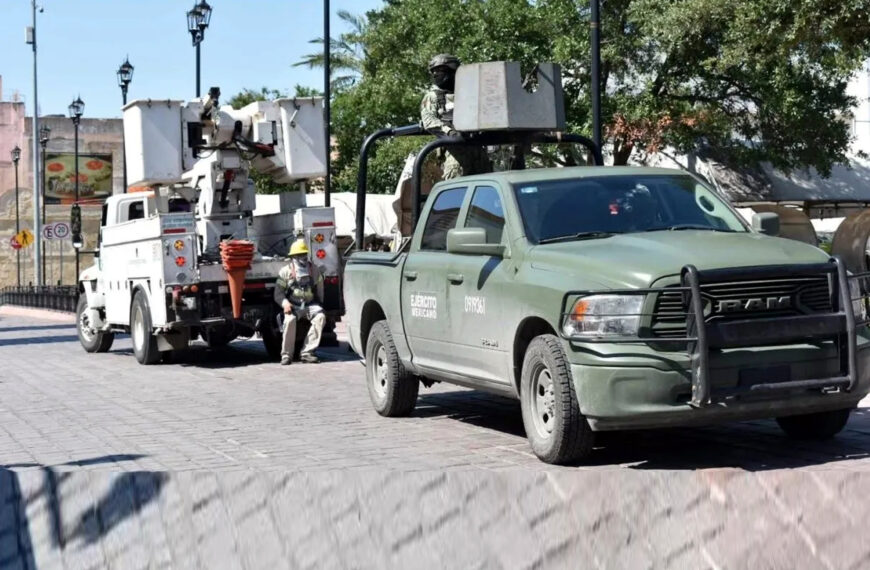 Camión de la CFE durante operativo en colonia residencial