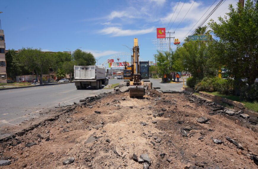 Inicio de obra de modernización de la Avenida Reforma en Nuevo Laredo con maquinaria pesada en acción.