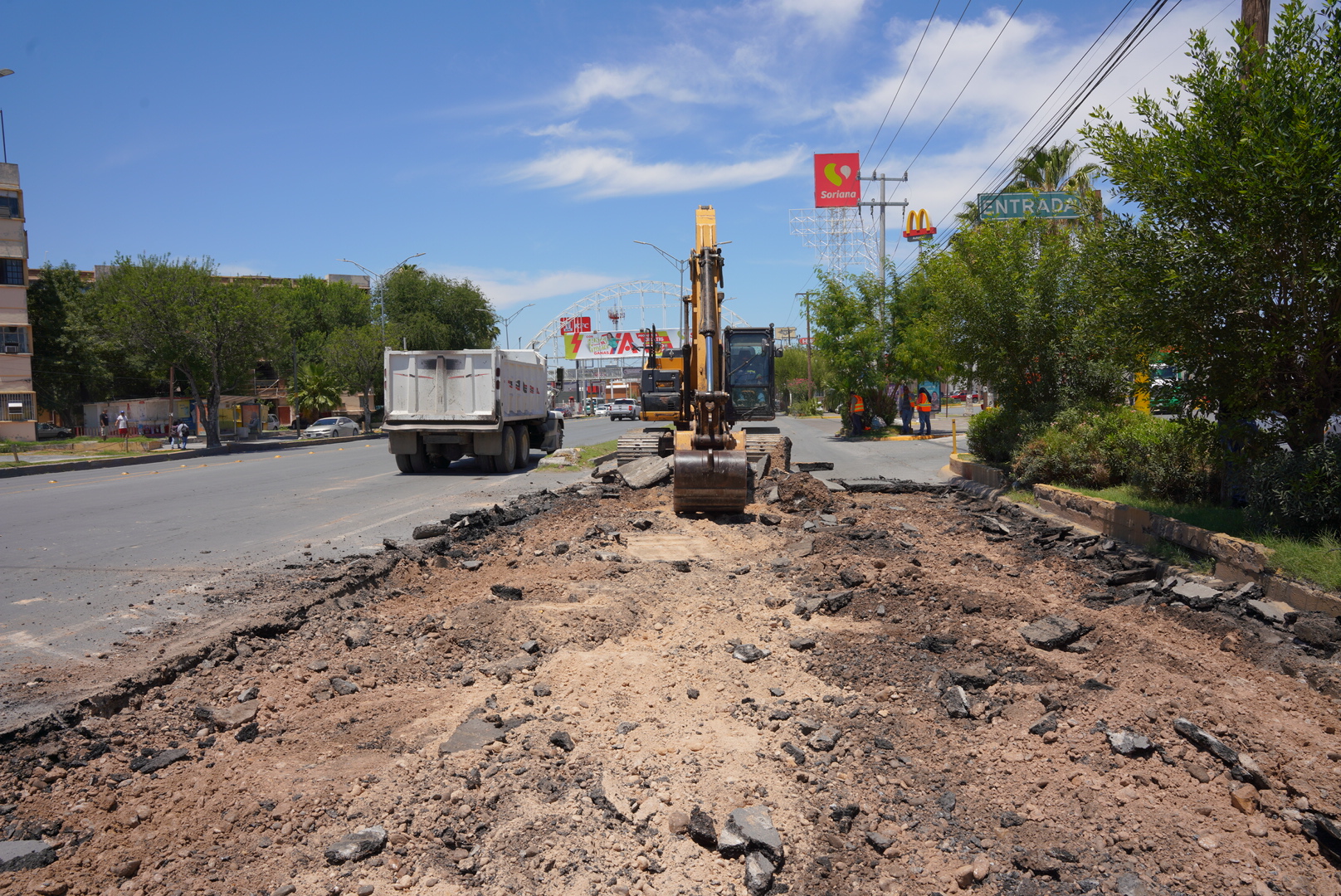 Inicio de obra de modernización de la Avenida Reforma en Nuevo Laredo con maquinaria pesada en acción.