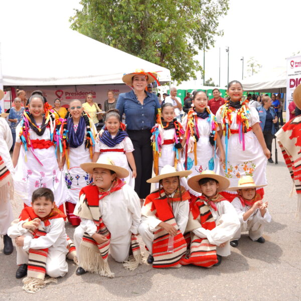 Artistas llenan su solicitud para la Beca Juntos por el Desarrollo Cultural 2025 en Nuevo Laredo.