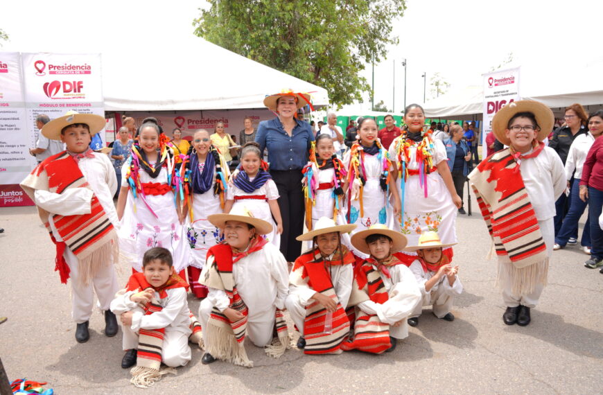 Artistas llenan su solicitud para la Beca Juntos por el Desarrollo Cultural 2025 en Nuevo Laredo.