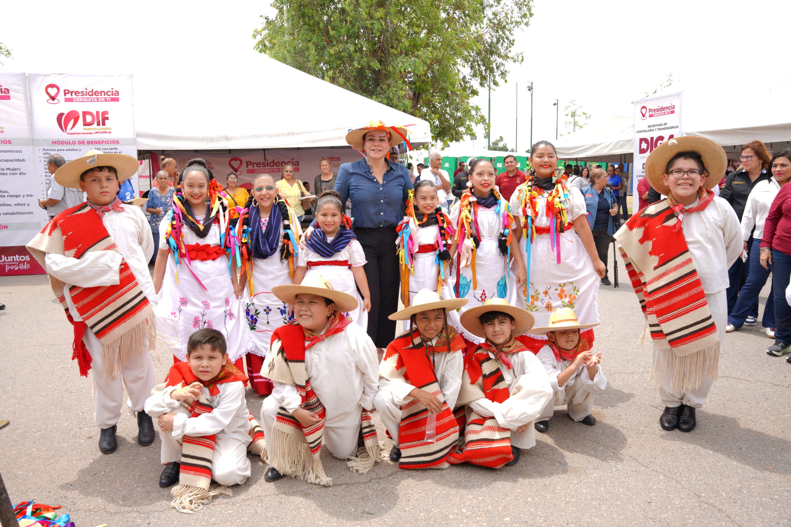 Artistas llenan su solicitud para la Beca Juntos por el Desarrollo Cultural 2025 en Nuevo Laredo.