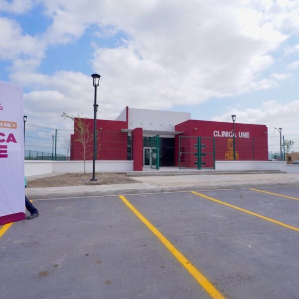 Inauguración de la Clínica UNE en Valles de Anáhuac en homenaje al Dr. Pérez Coss