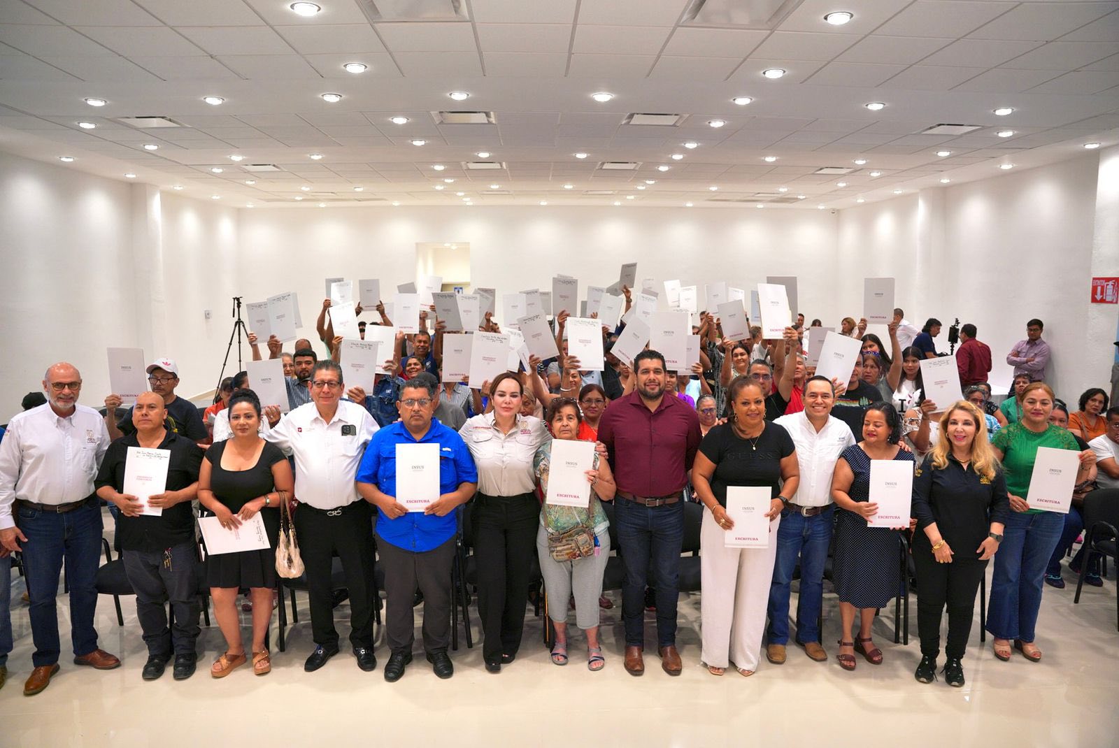 Entrega de escrituras federales en colonias de Nuevo Laredo