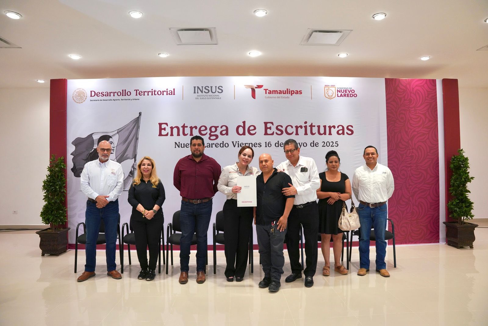 Entrega de escrituras federales en colonias de Nuevo Laredo