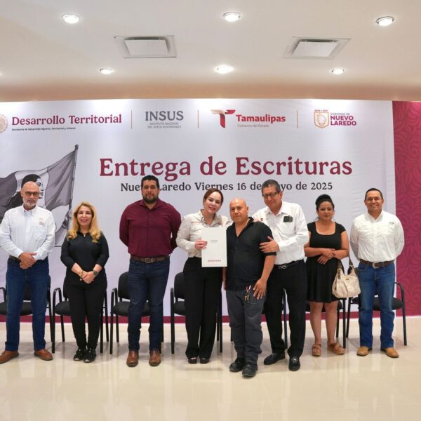 Entrega de escrituras federales en colonias de Nuevo Laredo