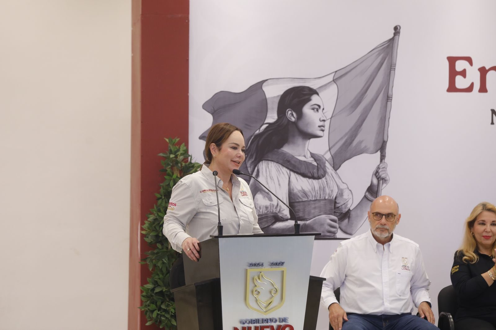 Entrega de escrituras federales en colonias de Nuevo Laredo
