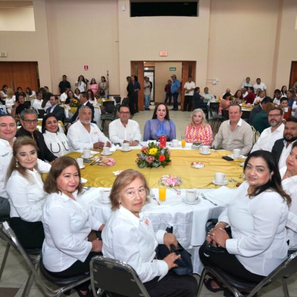Maestras celebrando el Día del Maestro con apoyo económico