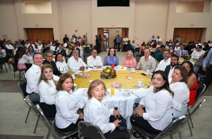 Maestras celebrando el Día del Maestro con apoyo económico