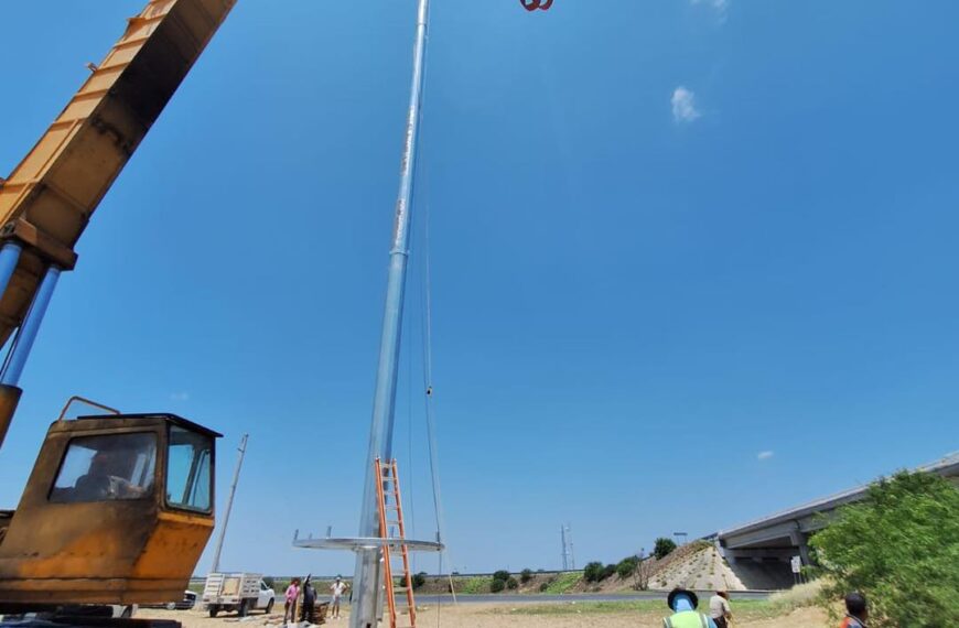nuevas torres de iluminación, con una altura de 30 metros, ya están en proceso de instalación