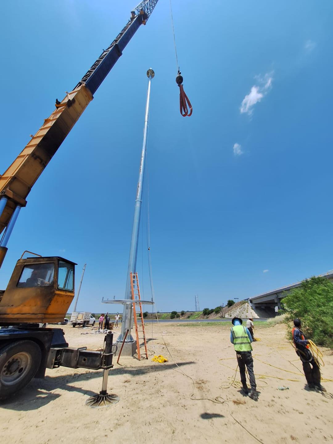 nuevas torres de iluminación, con una altura de 30 metros, ya están en proceso de instalación