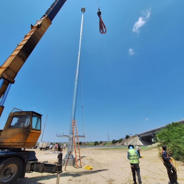 nuevas torres de iluminación, con una altura de 30 metros, ya están en proceso de instalación