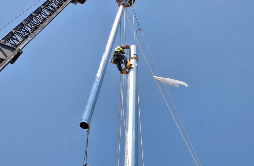 nuevas torres de iluminación, con una altura de 30 metros, ya están en proceso de instalación