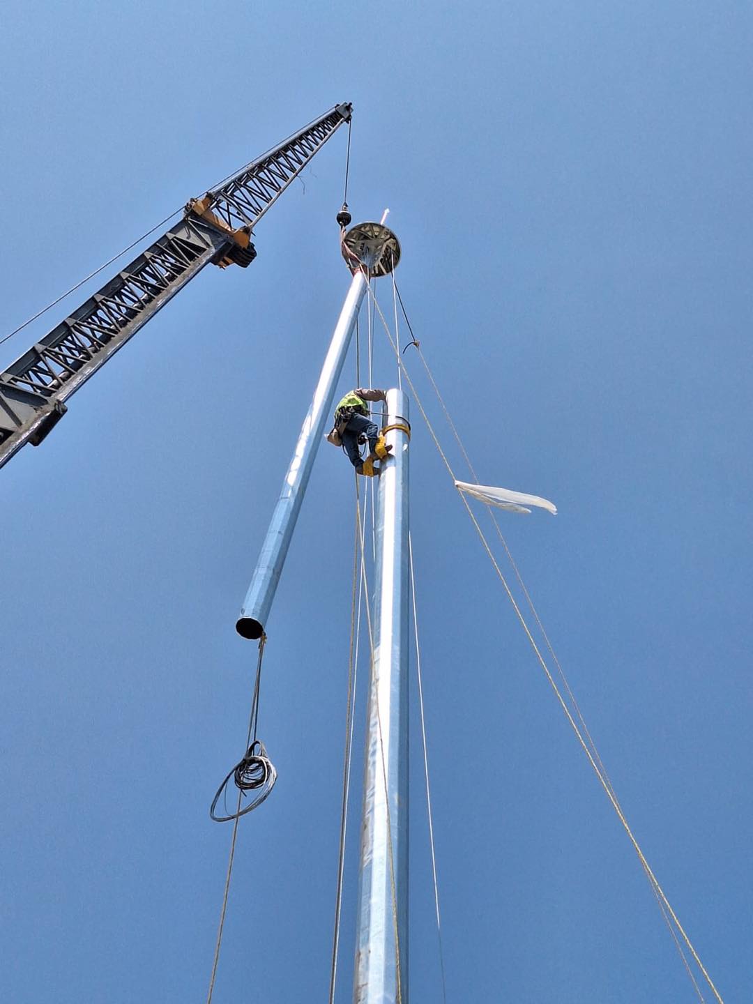 nuevas torres de iluminación, con una altura de 30 metros, ya están en proceso de instalación