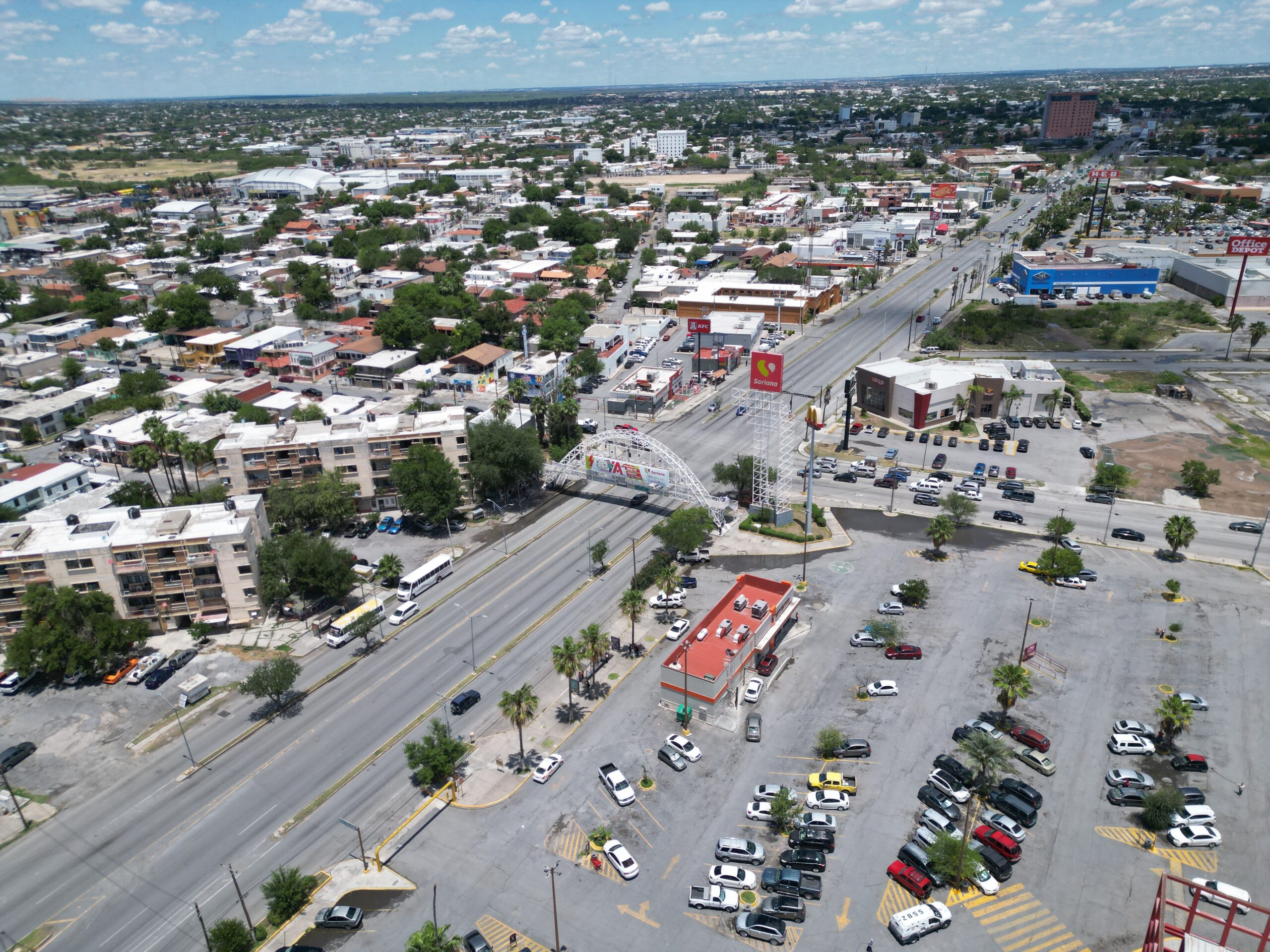 Maquinaria trabajando en la modernización de la Avenida Reforma en Nuevo Laredo