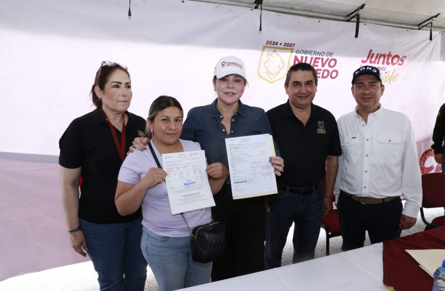 Ciudadanos reciben seguro gratuito por pagar el predial en el programa Reconocimiento a Contribuyentes Cumplidos en Nuevo Laredo.