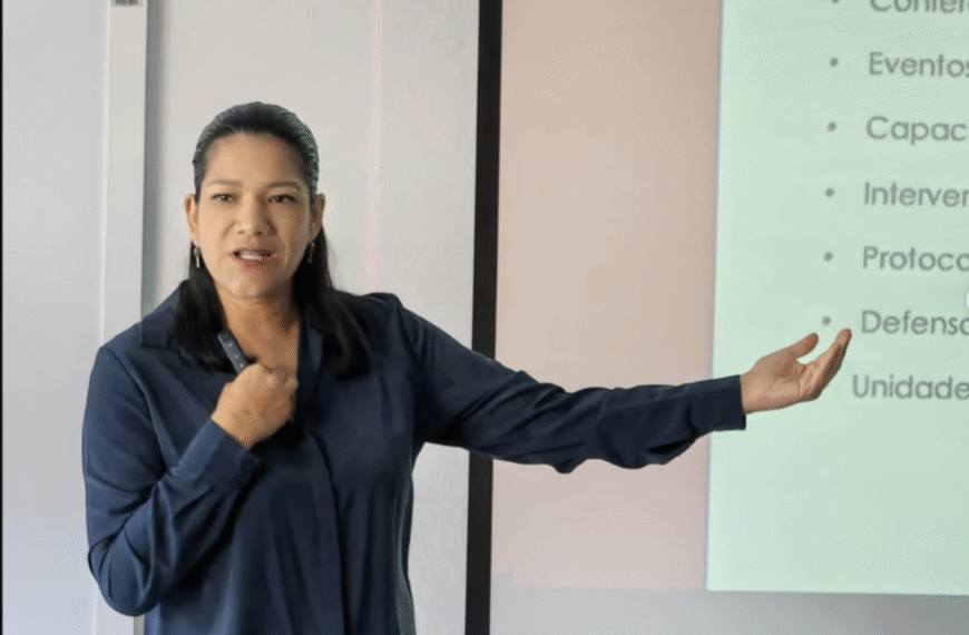 Mujeres de Nuevo Laredo participando en taller de autoestima y expresión corporal impartido por INMUJER.