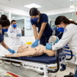 Estudiantes practican reanimación cardiopulmonar en un maniquí de alta fidelidad dentro del nuevo centro de simulación que formará parte de la ampliación de la Facultad de Enfermería en Nuevo Laredo.