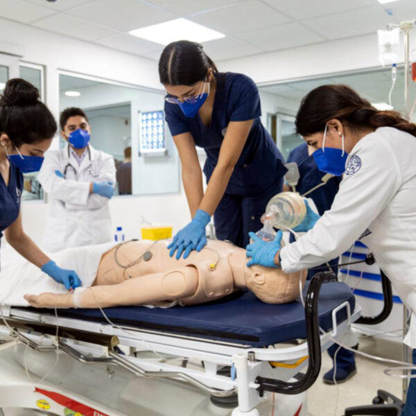 Estudiantes practican reanimación cardiopulmonar en un maniquí de alta fidelidad dentro del nuevo centro de simulación que formará parte de la ampliación de la Facultad de Enfermería en Nuevo Laredo.