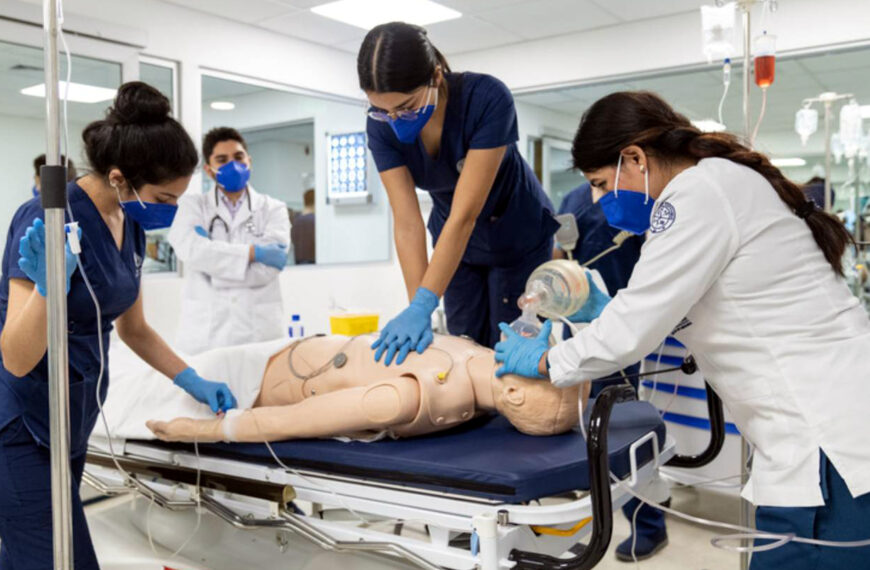 Estudiantes practican reanimación cardiopulmonar en un maniquí de alta fidelidad dentro del nuevo centro de simulación que formará parte de la ampliación de la Facultad de Enfermería en Nuevo Laredo.
