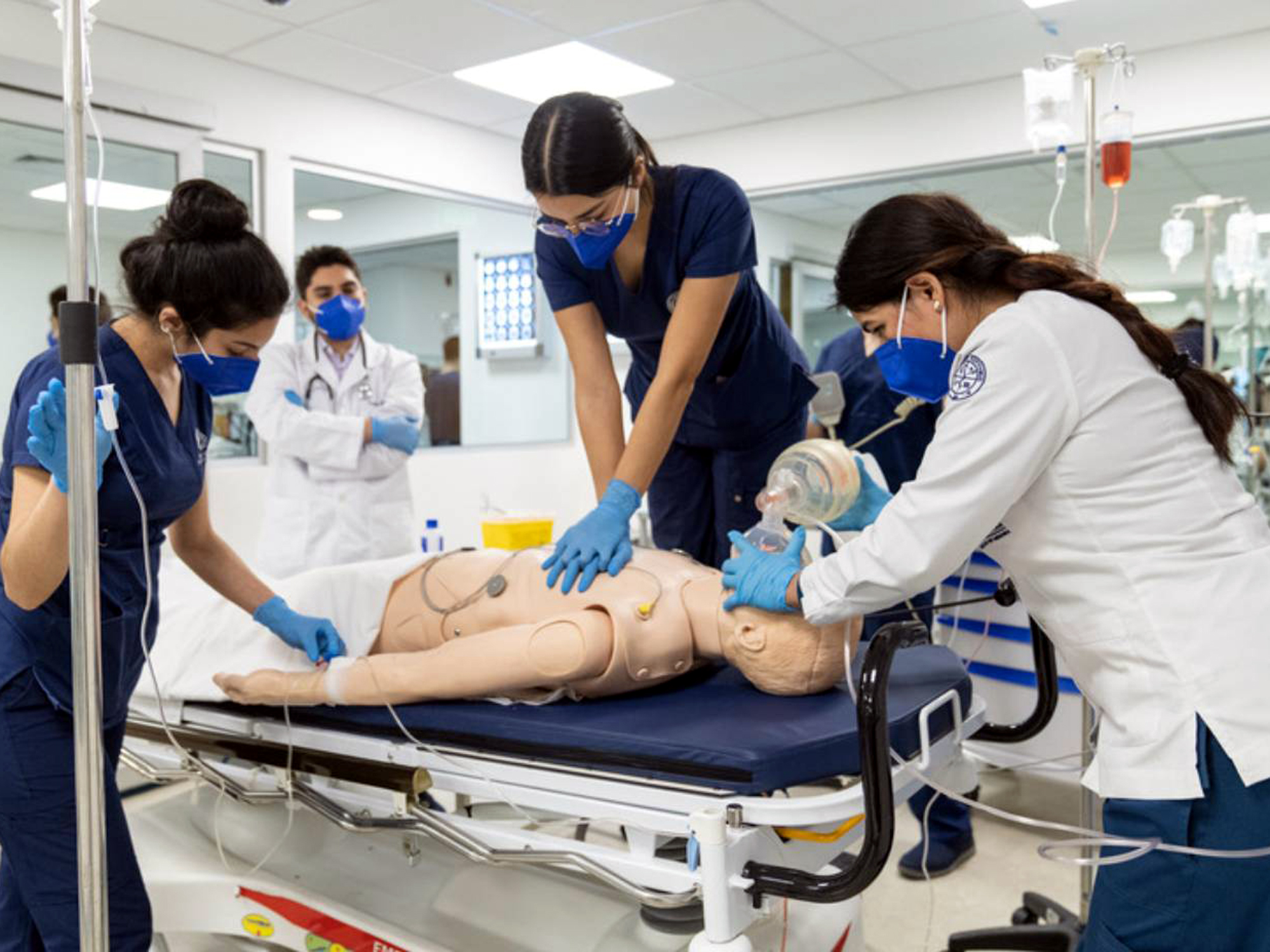 Estudiantes practican reanimación cardiopulmonar en un maniquí de alta fidelidad dentro del nuevo centro de simulación que formará parte de la ampliación de la Facultad de Enfermería en Nuevo Laredo.
