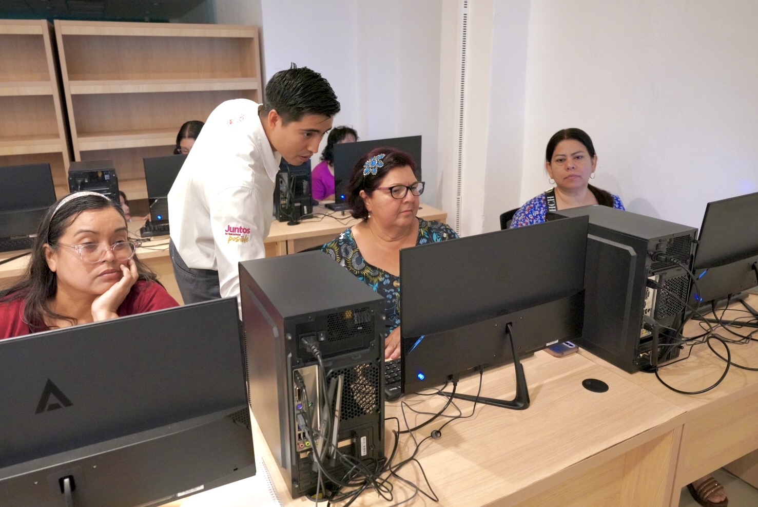 Instructores enseando Word y navegacin web en la Infoteca de Nuevo Laredo