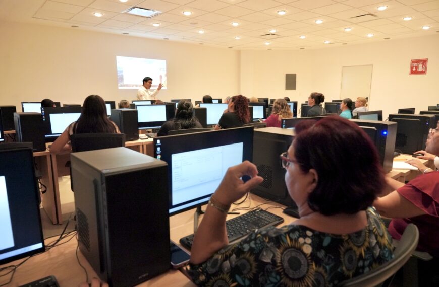 Mujeres participando en el curso de computación básica para mujeres en Nuevo Laredo