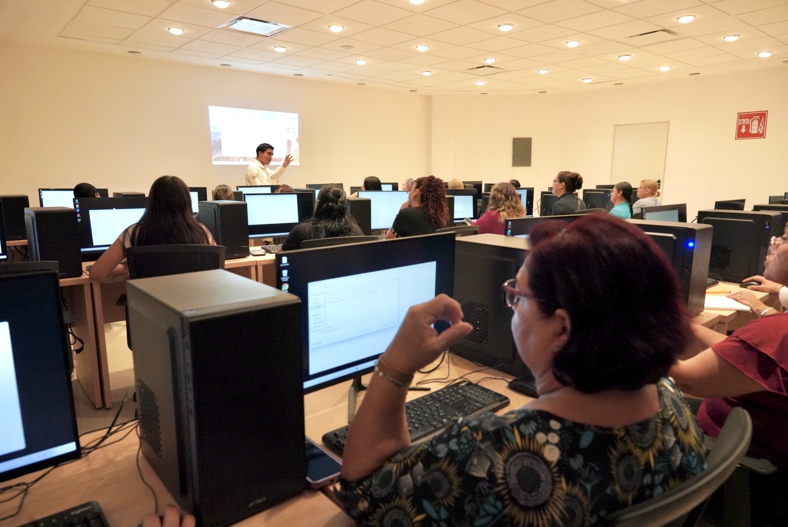 Mujeres participando en el curso de computación básica para mujeres en Nuevo Laredo
