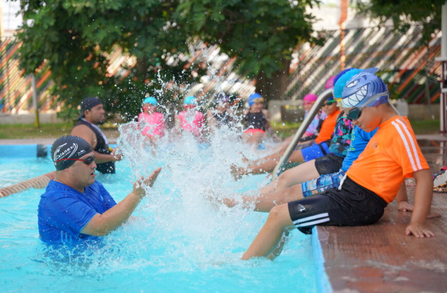 Curso de natación en Nuevo Laredo con niños, jóvenes y adultos participando activamente en la alberca de la Unidad Benito Juárez