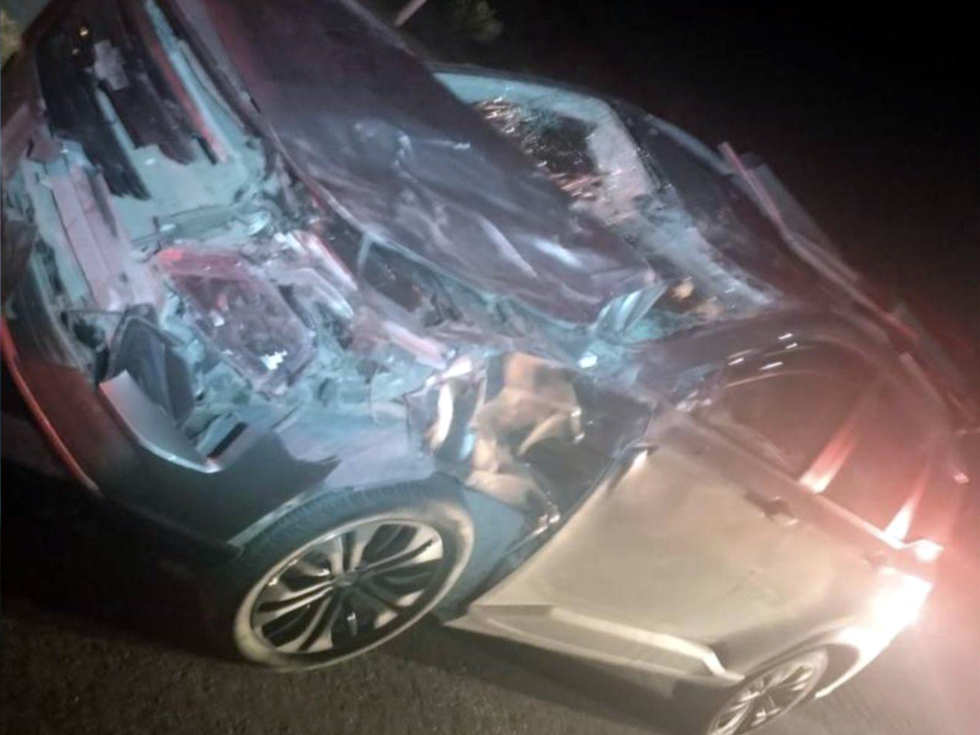 Restos de la camioneta tras el accidente por caballo en la autopista Saltillo-Torreón; bolsas de aire detonadas y frente destruido.