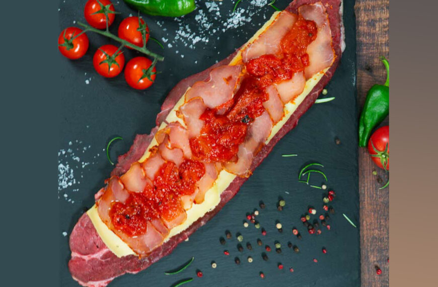 Cachopo de vaca Tudanca del restaurante El Túnel en Laredo, Cantabria, servido con papas fritas y pimientos.