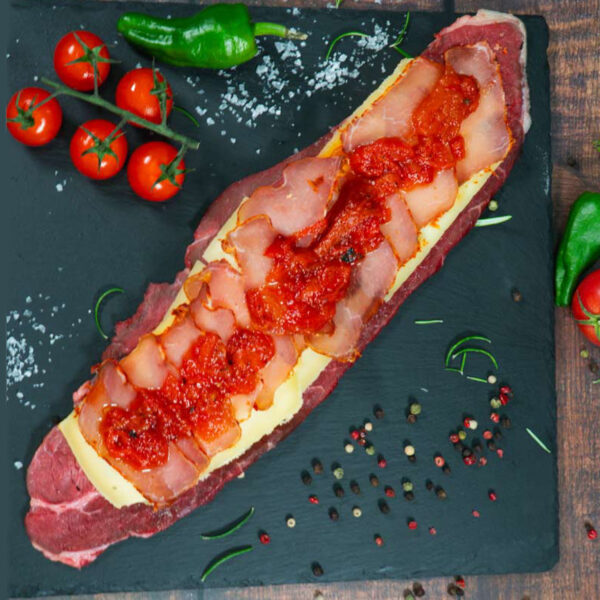 Cachopo de vaca Tudanca del restaurante El Túnel en Laredo, Cantabria, servido con papas fritas y pimientos.