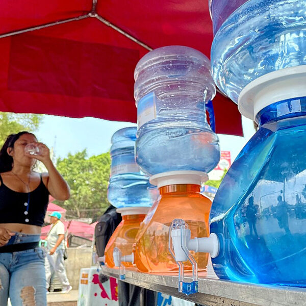 Mapa de pronóstico del calor extremo en Laredo y Nuevo Laredo con temperaturas superiores a los 40°C en mayo de 2025.