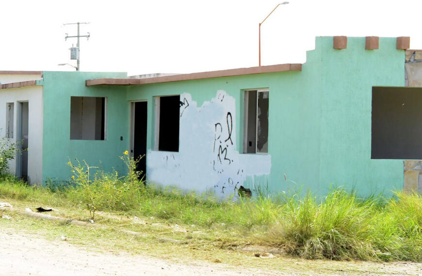 Brigadas del Infonavit inician censo casa por casa en colonias de Nuevo Laredo.