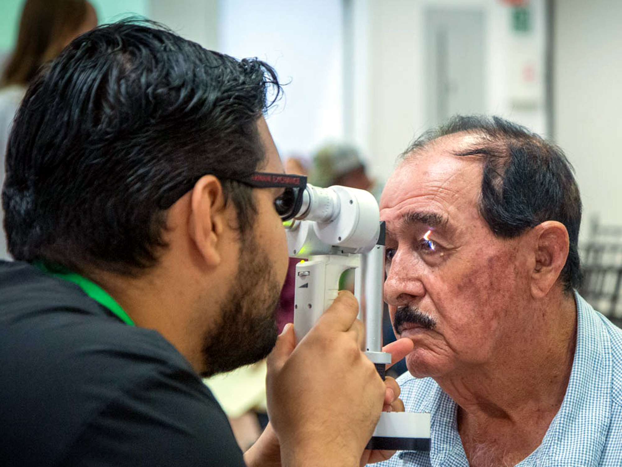 Paciente recibe valoracin oftalmolgica durante la campaa Bienestar en tu Mirada 2025 en Nuevo Laredo