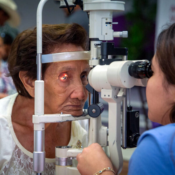 Paciente recibe valoración oftalmológica durante la campaña Bienestar en tu Mirada 2025 en Nuevo Laredo