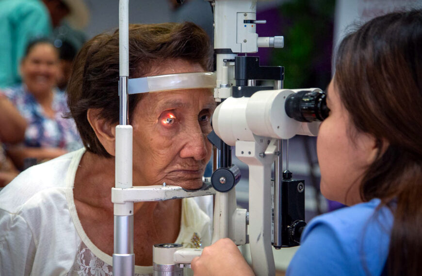 Paciente recibe valoración oftalmológica durante la campaña Bienestar en tu Mirada 2025 en Nuevo Laredo