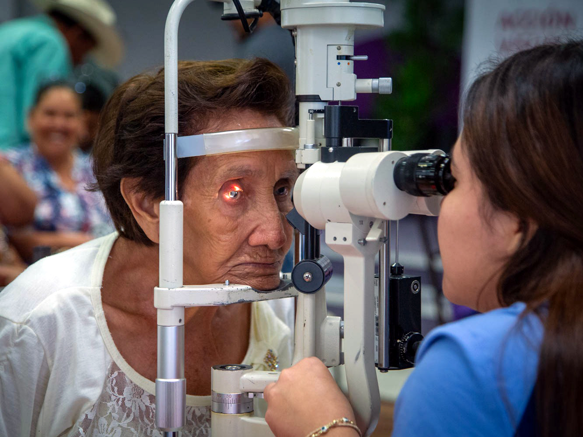 Paciente recibe valoración oftalmológica durante la campaña Bienestar en tu Mirada 2025 en Nuevo Laredo