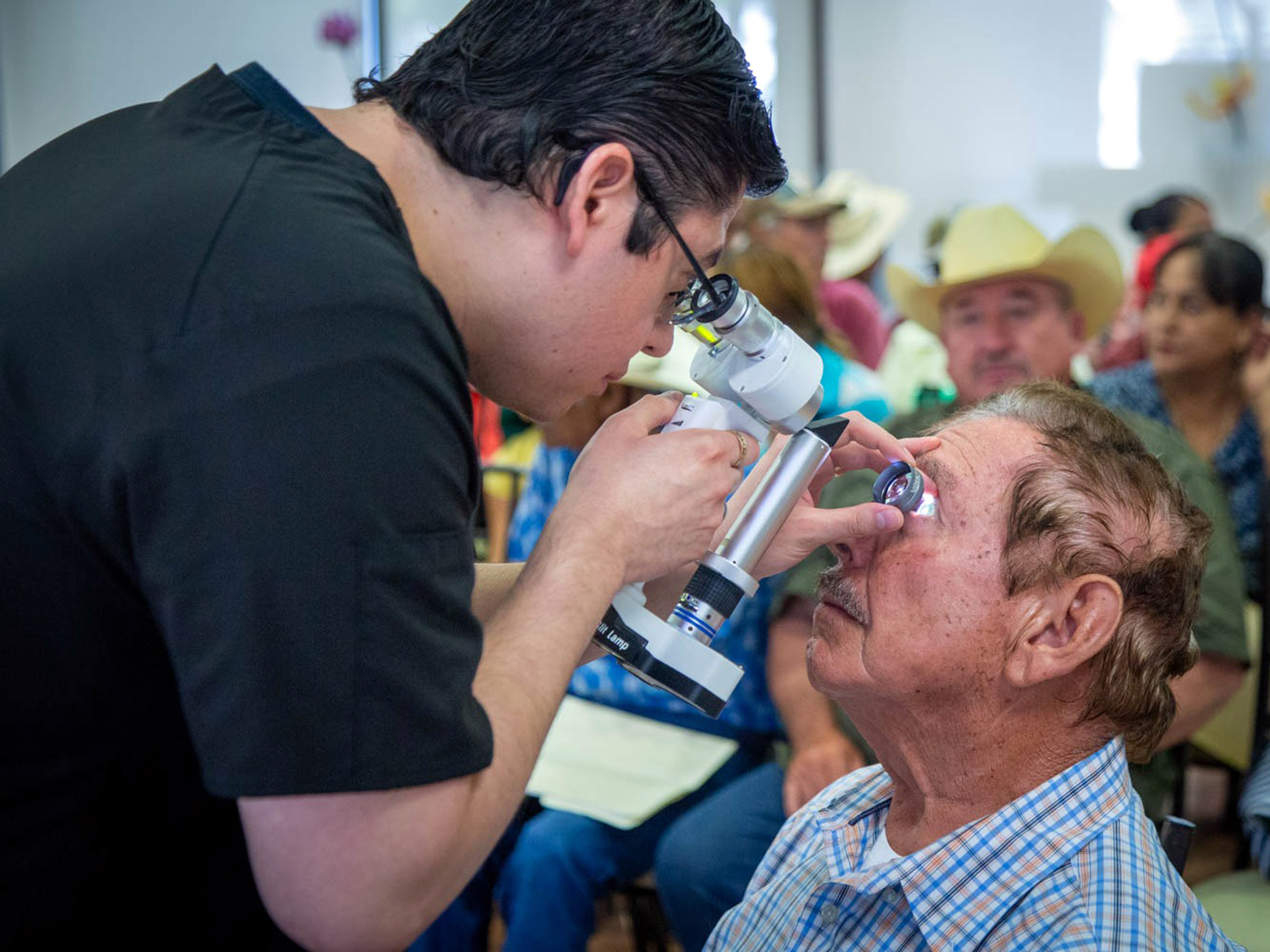 Paciente recibe valoracin oftalmolgica durante la campaa Bienestar en tu Mirada 2025 en Nuevo Laredo
