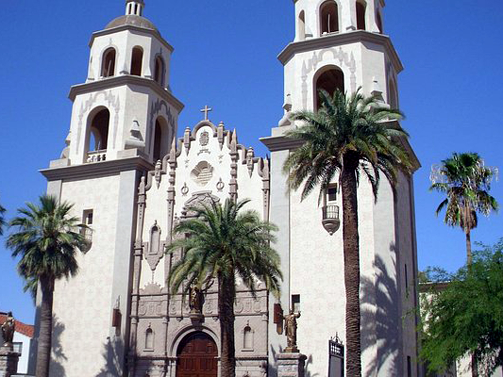 Exterior de la Catedral de San Agustn en Laredo Texas decorada para misa especial por el Papa Len XIV