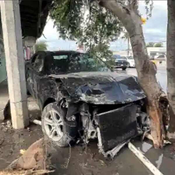 Vehículo con placas de Texas impactado contra árbol en colonia Infonavit de Nuevo Laredo
